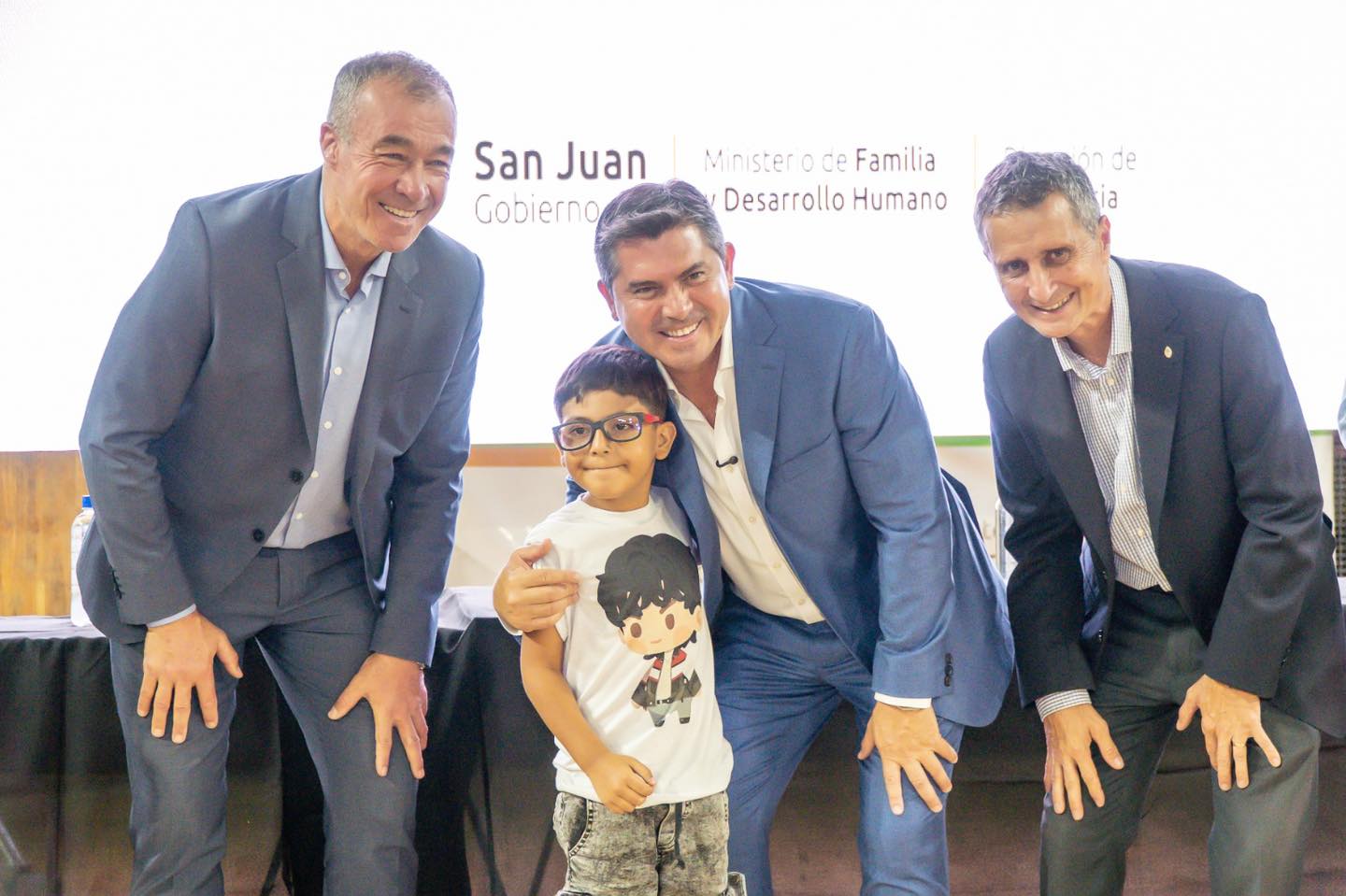 El gobernador Orrego participó de la ultima entrega de anteojos y elementos para la salud ocular y auditiva de este 2025