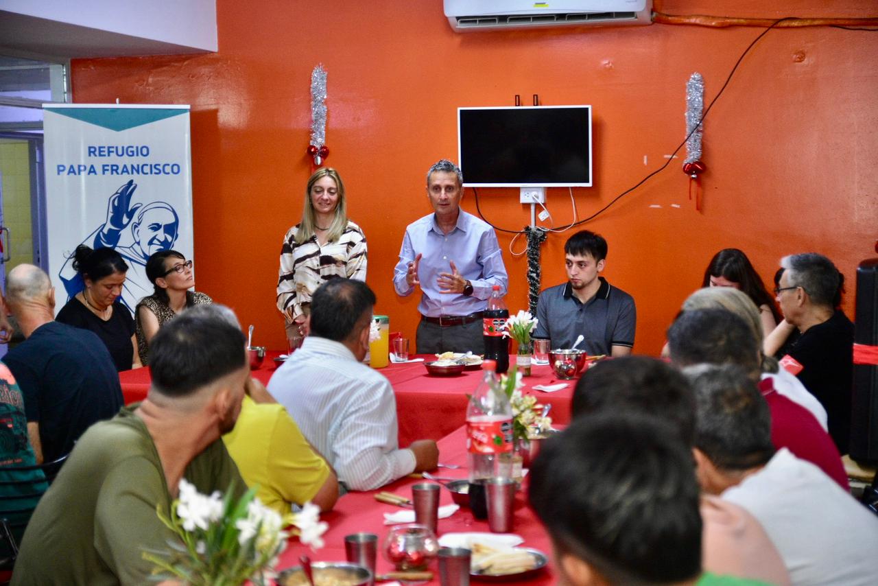 El ministro Platero recibió la Nochebuena en el refugio Papa Francisco