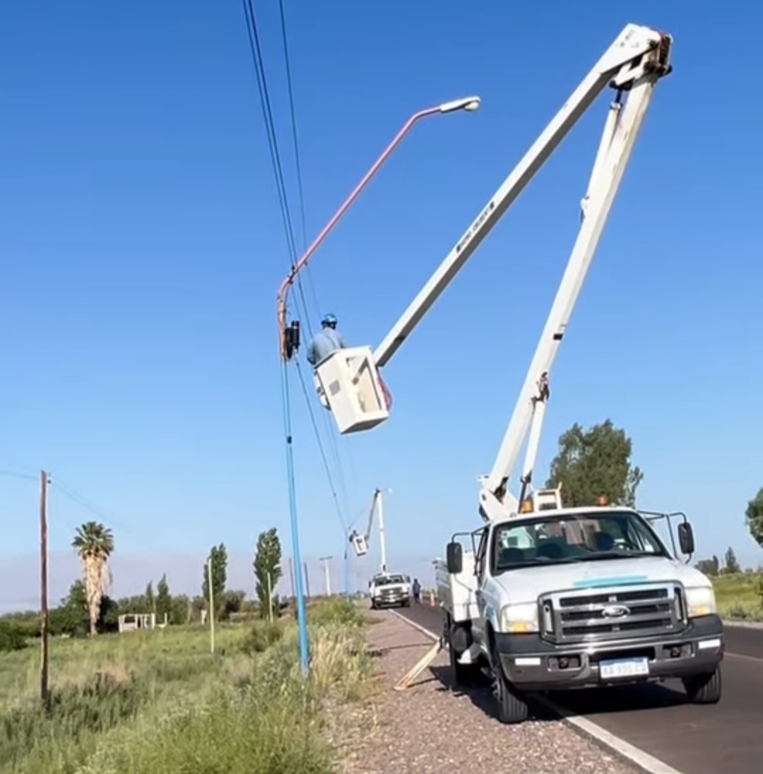 El municipio de 25 de Mayo realiza la instalación de luminarias LED sobre la ruta 155