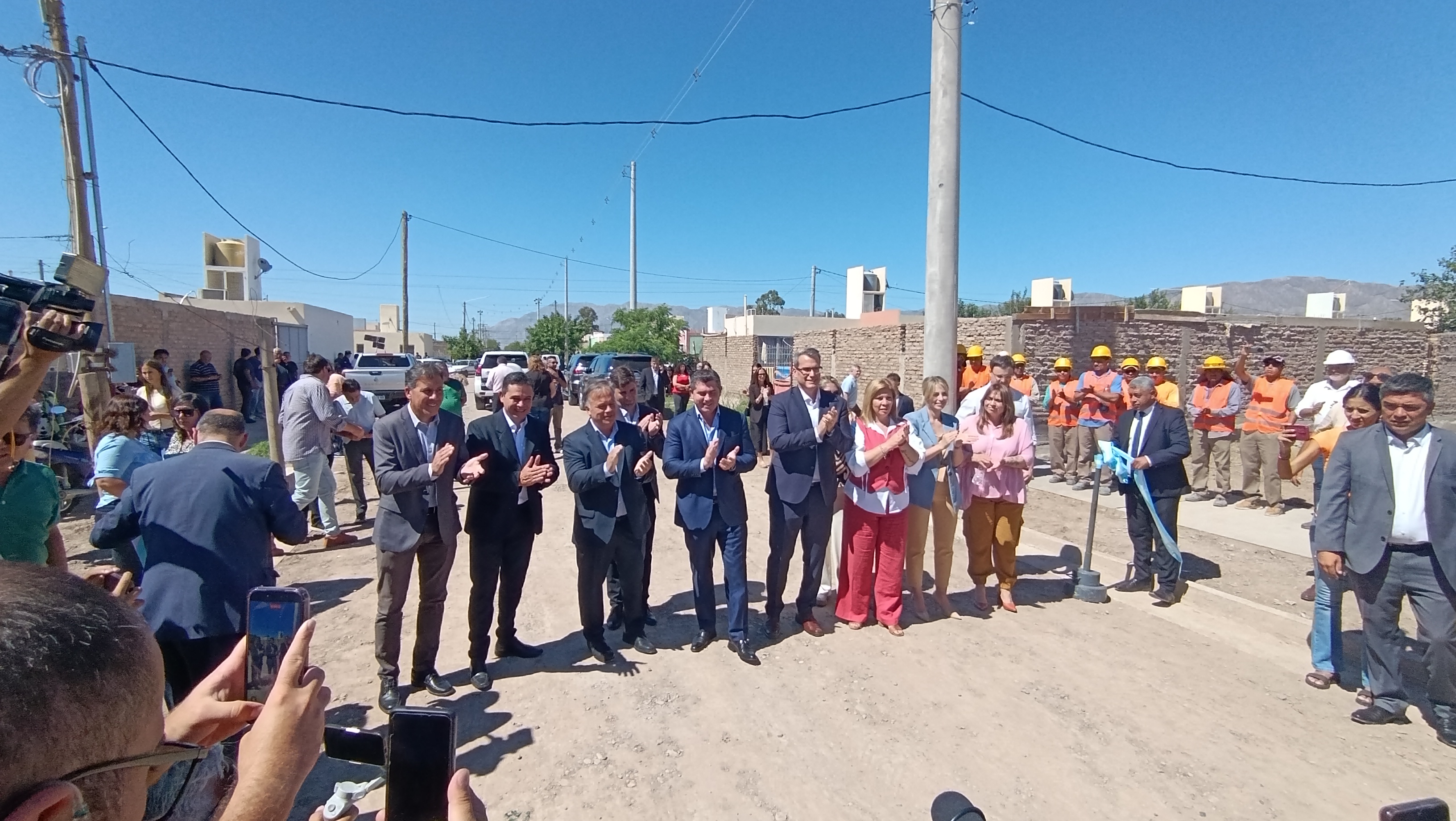 El gobernador Marcelo Orrego encabezó un nuevo acto de adjudicación de viviendas, esta vez en el barrio Valle Grande Norte, en el departamento Rawson.