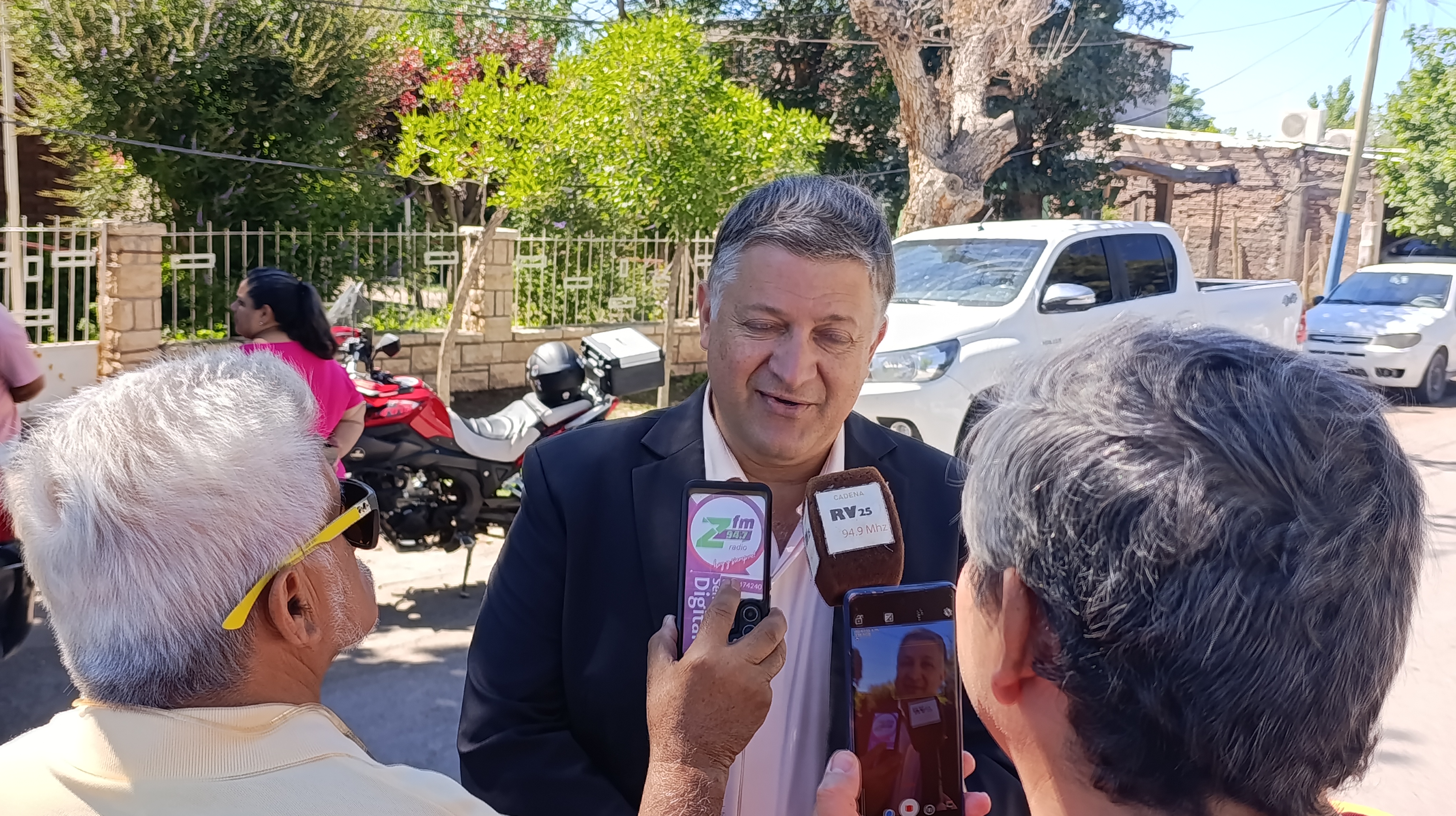 A pocos días de recibir la nueva retroexcavadora, el intendente de 25 de Mayo,Rodolfo Jalife señalo que la misma ya esta trabajando en distintos puntos del departamento.