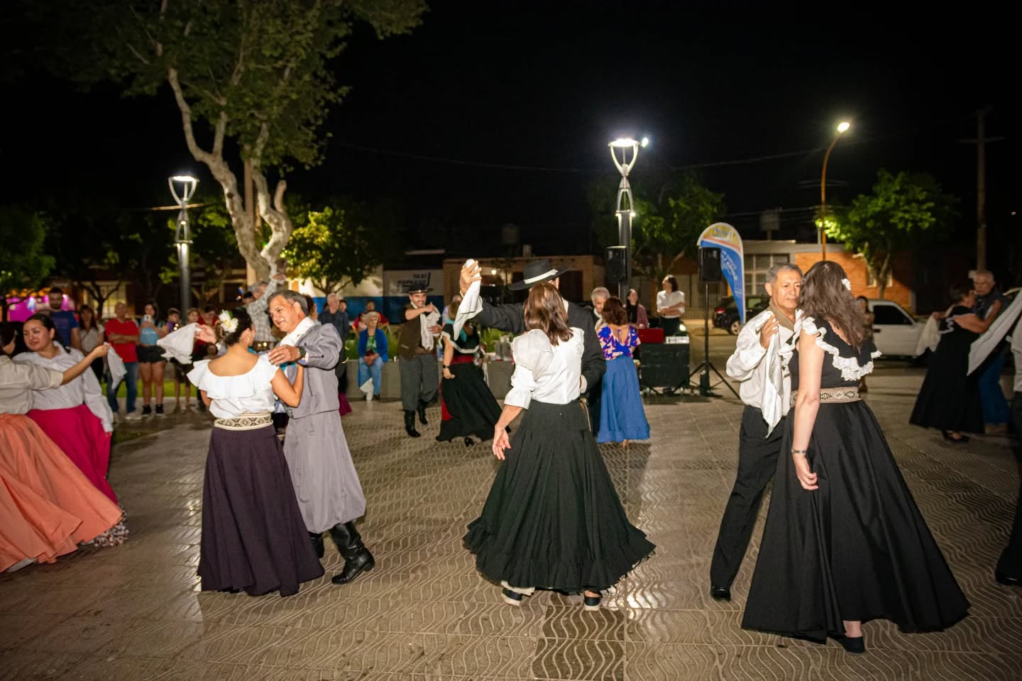 Santa Lucia presenta una propuesta única de Tango y Folklore en la Plaza Departamental
