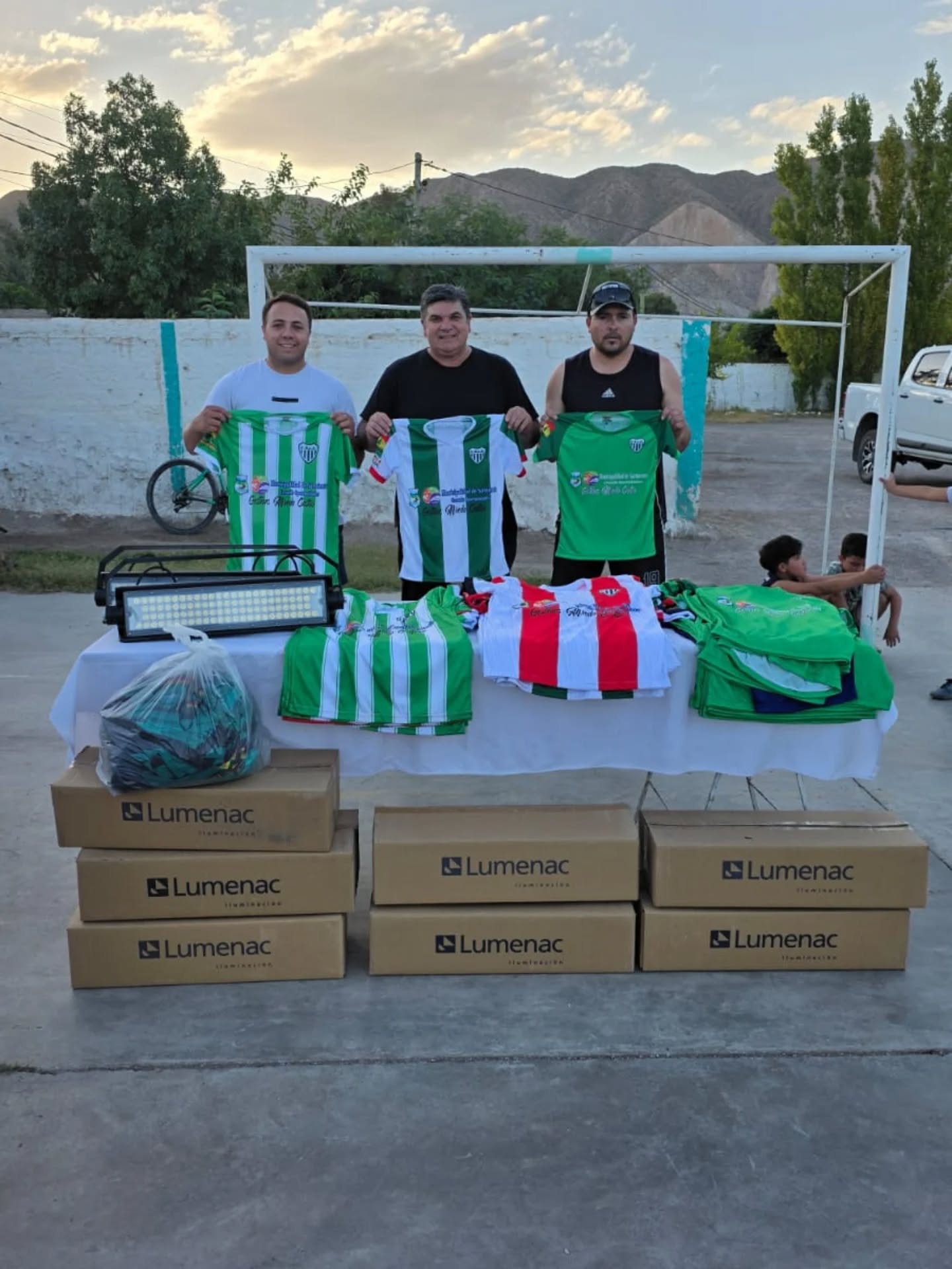 El intendente Alfredo Mario Castro y el Dir. de Deportes Jesús López hicieron entrega de indumentaria y accesorios en distintos clubes del departamento.
