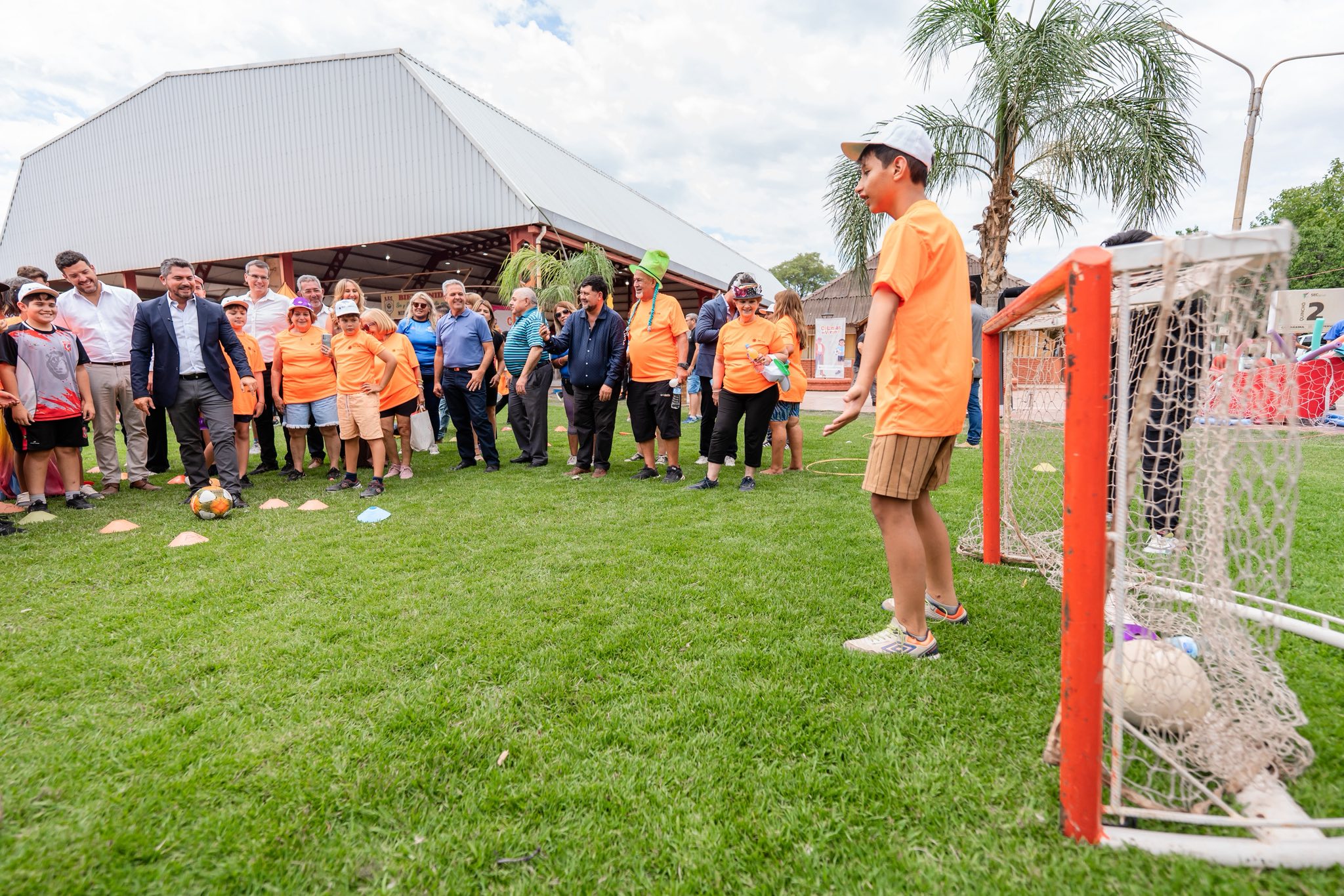El gobernador Marcelo Orrego visitó una de las colonias de verano que se desarrollan en el departamento Rawson, donde compartió la jornada con niños, jóvenes y adultos que participan de las actividades recreativas.