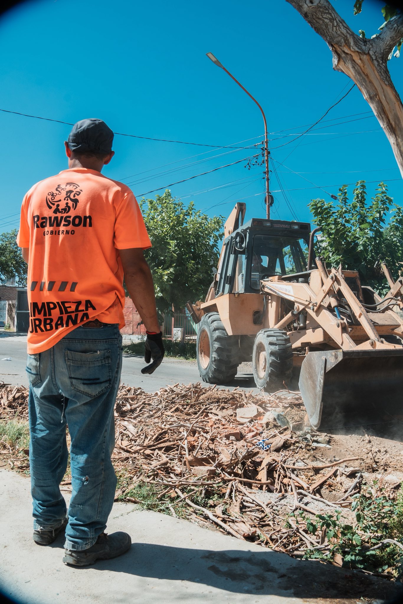 El municipio de Rawson continua llevando tareas de limpieza para tener una ciudad limpia  que se disfruta.