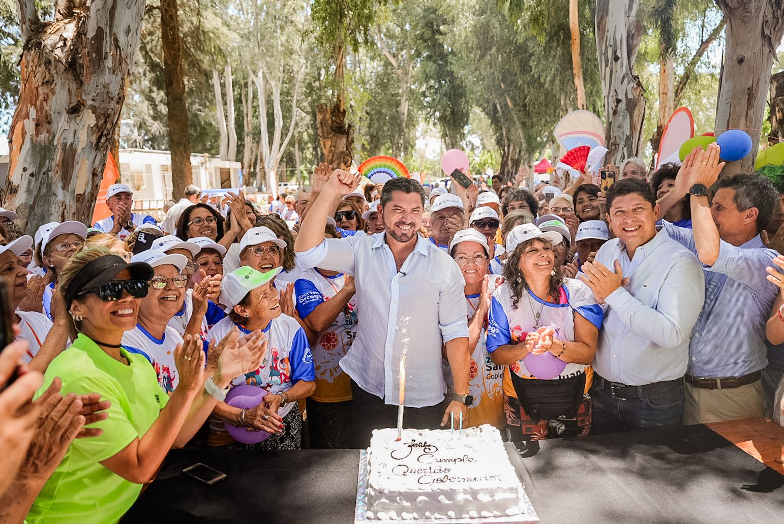 En el dia de su cumpleaños,el gobernador Orrego visitó la colonia de verano de Santa Lucía compartiendo  la jornada con chicos y personas mayores.