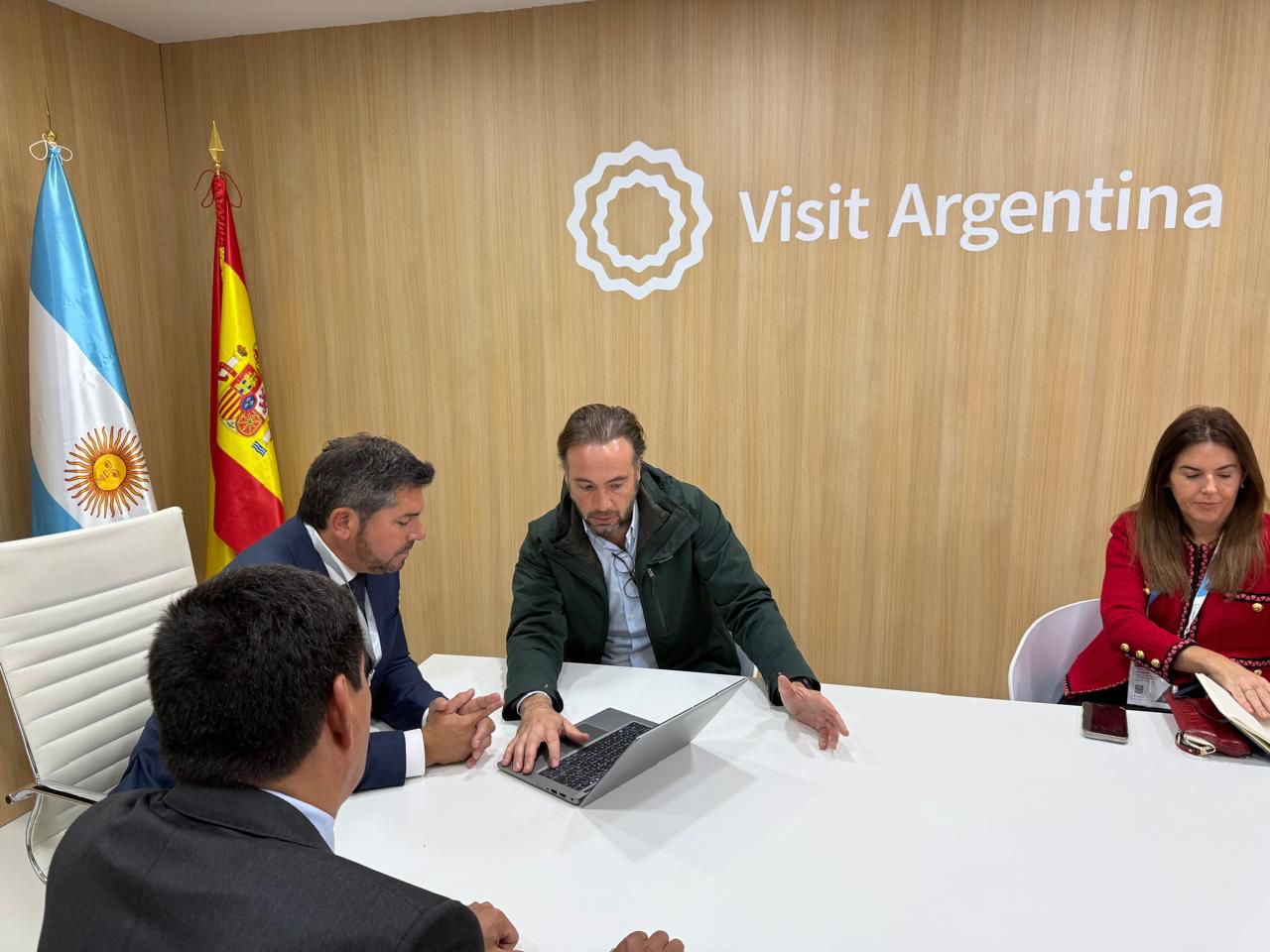 En España, el gobernador de San Juan,Marcelo Orrego,se reunió con operadores turísticos del sector privado