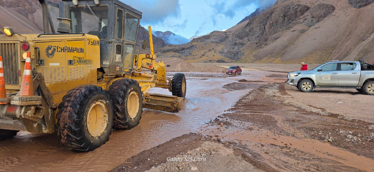 Debido a las intensas lluvias registradas en distintos puntos de la provincia, la Dirección Provincial de Vialidad se encuentra realizando un relevamiento permanente del estado de las rutas y caminos
