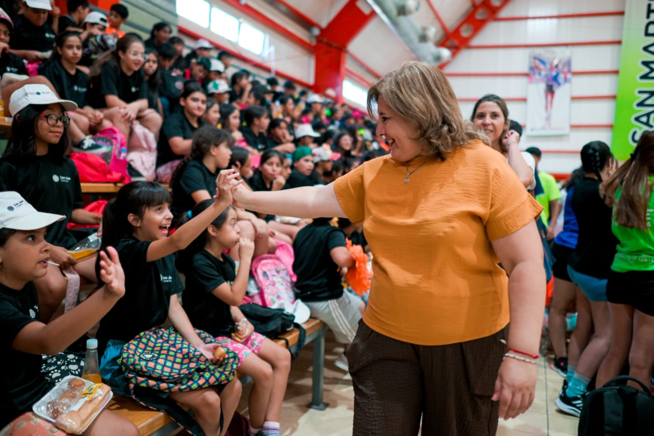 Las Colonias de Verano 2026 tuvieron su emotivo cierre en el Estadio Cerrado Marta Orellana de San Martin , con una jornada que reunió a niños, niñas, personas adultas y personas con discapacidad, poniendo en valor todo lo vivido y aprendido durante la temporada.