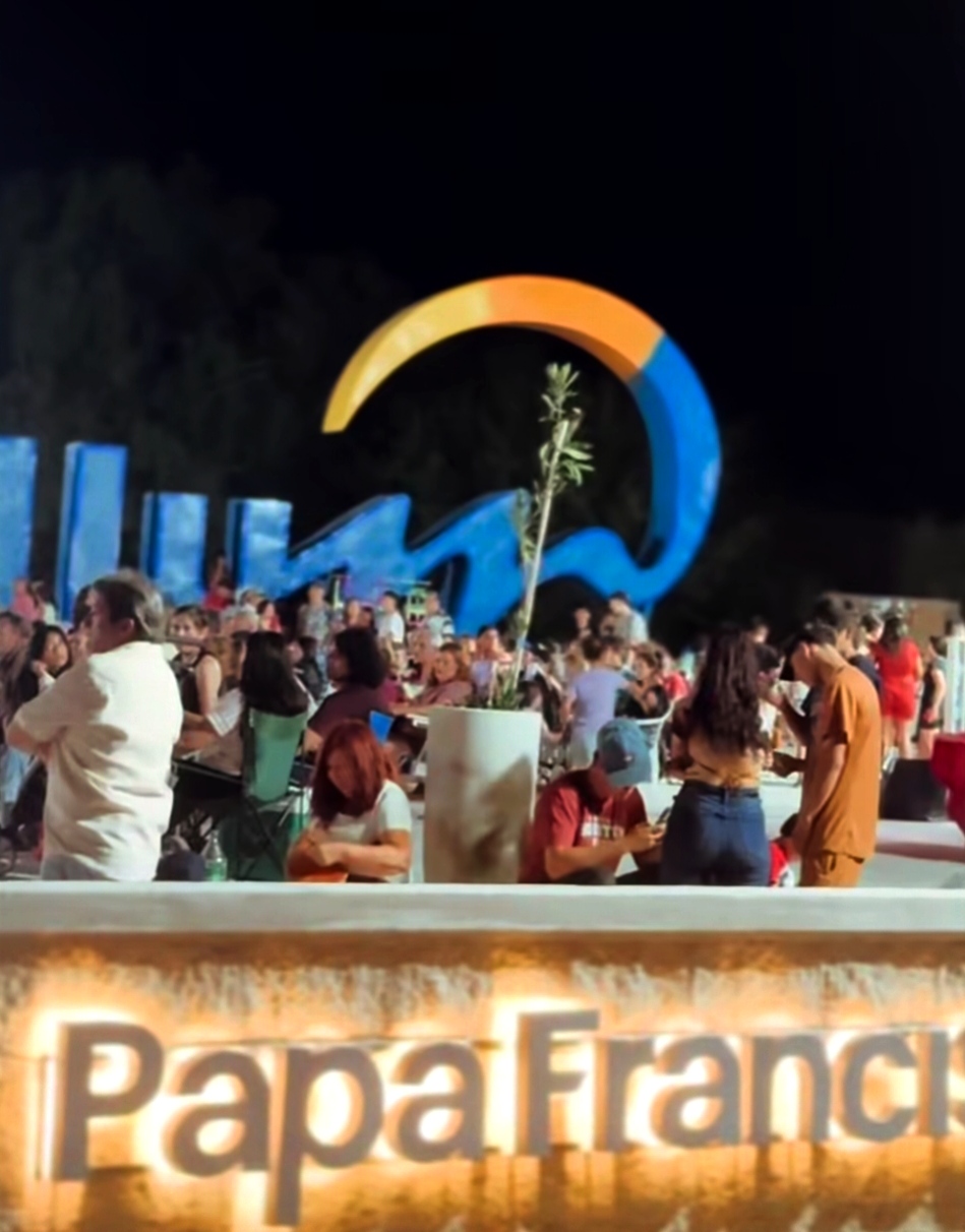 La Plaza del Encuentro hoy honra con su nombre a «Papa Francisco», un gesto que nos llena de orgullo como ulluneros.