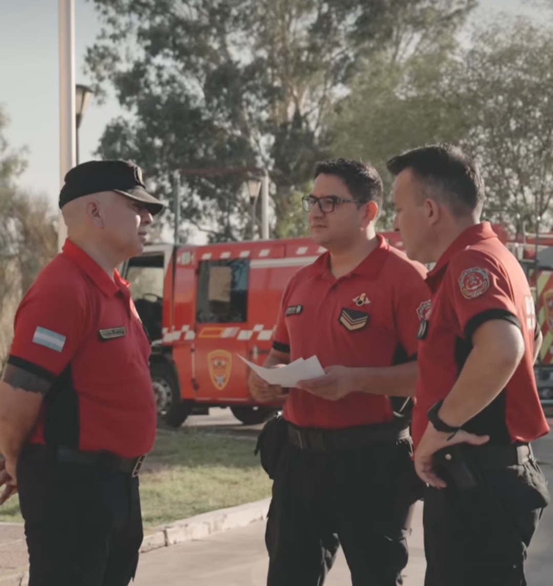 Una comitiva integrada por personal de Bomberos de la Policía y el Servicio Penitenciario colaborará durante diez días en las tareas de combate del fuego.
