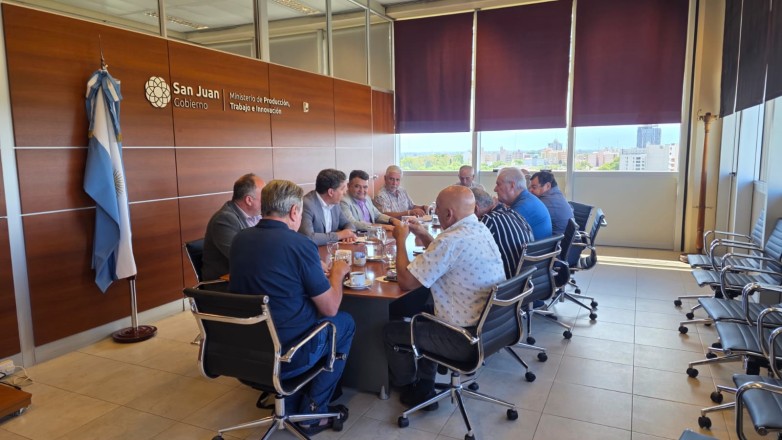 Funcionarios del Ministerio de Producción, Trabajo e Innovación encabezados por el ministro Gustavo Fernández, dialogaron con los referentes del sector viñatero de San Juan.