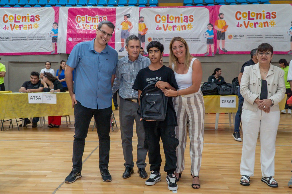 Los participantes de las Colonias de Verano en Rawson recibieron sus kits escolares