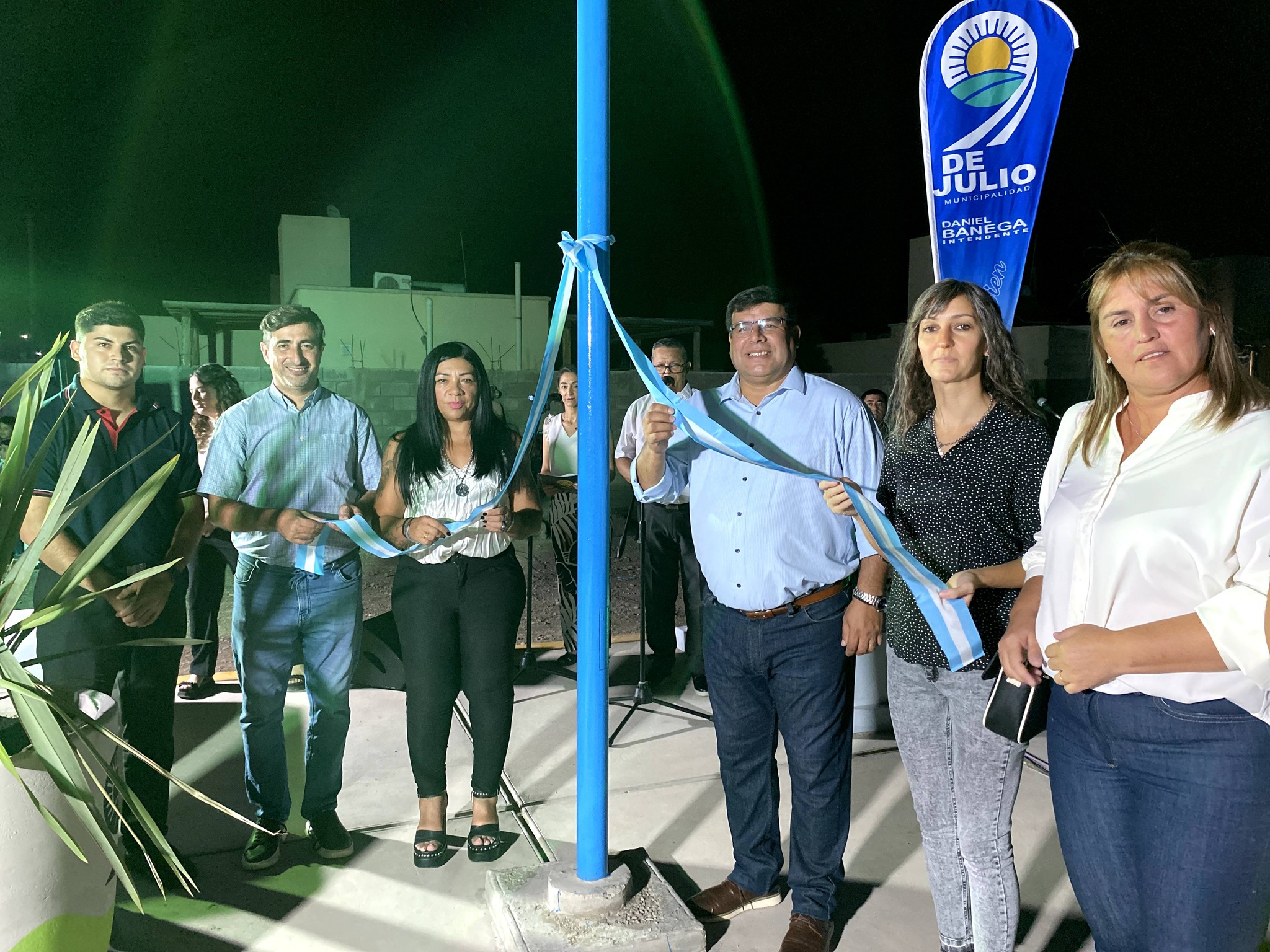 En el marco de un plan municipal de recambio de luminarias, que alcanza a más de 10 barrios y localidades de distintos distritos delo departamento 9 de Julio,el intendente Daniel Banega inauguro la nueva iluminación de tecnología LED en el barrio Senderos del Oeste.