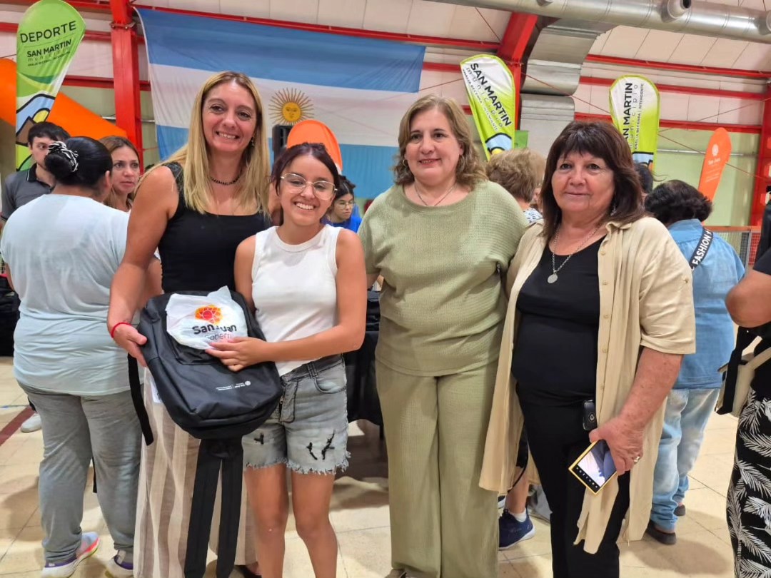 En el Estadio Marta Orellana,la intendenta Analia Becerra de San Martin estuvo presente en el acto de  entrega de kits escolares destinados a quienes participaron de las Colonias de Verano 2026