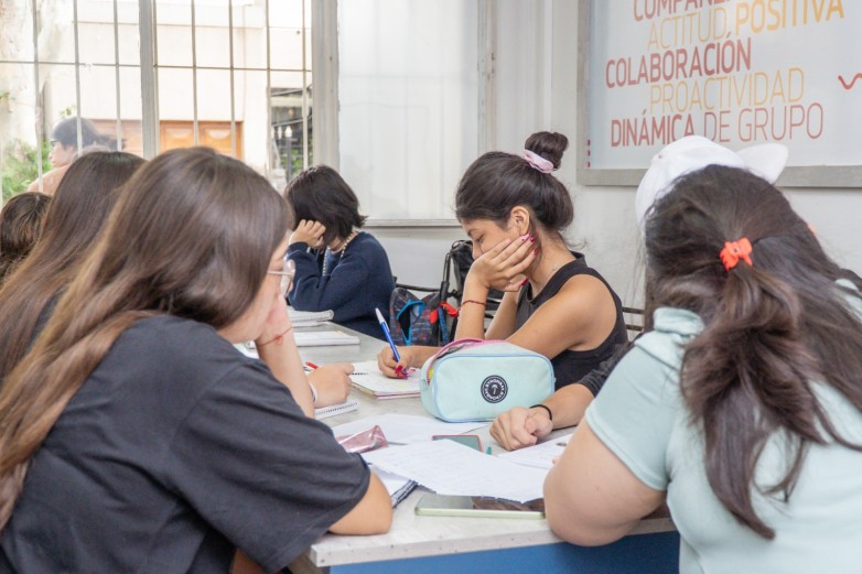 Clases de apoyo escolar gratuitas reúnen a más de 150 estudiantes en la Dirección de Juventudes