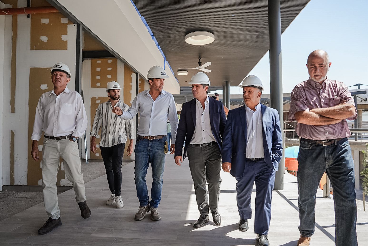 El gobernador Marcelo Orrego recorrió la obra del moderno mall que se construye en la intersección de Circunvalación y Scalabrini Ortiz, una zona comercial estratégica.