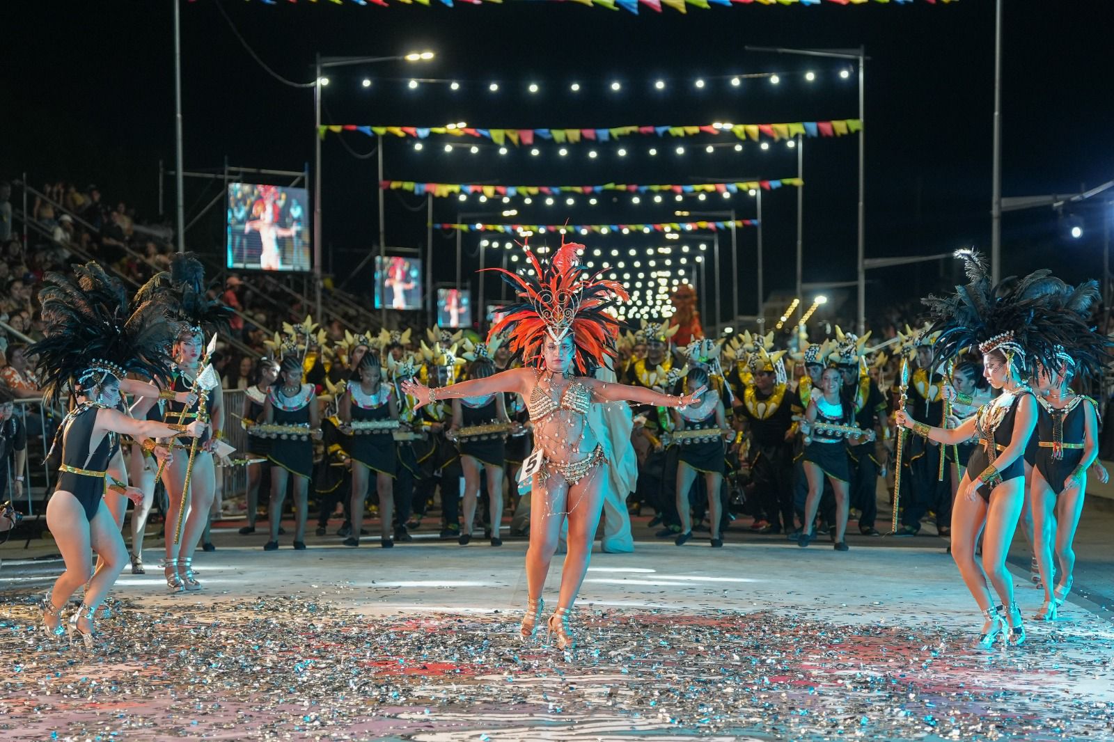 El Carnaval de Chimbas 2026 tuvo un inicio imponente el sábado 14 de febrero, en el Corsódromo del Costanera Complejo Ferial, con una primera noche colmada de brillo, música y emoción que convocó a miles de familias chimberas y visitantes de distintos puntos de la provincia.