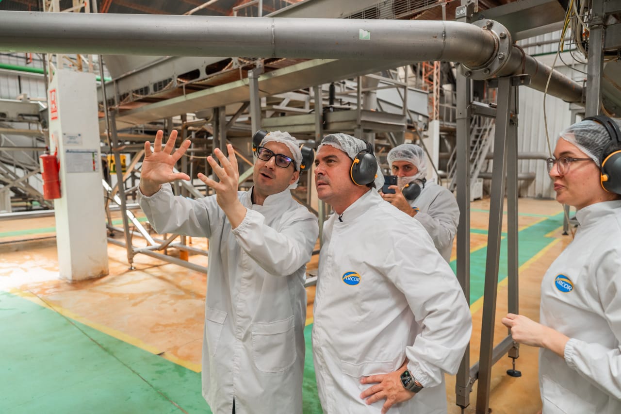 El gobernador de San Juan, Marcelo Orrego, visitó la planta de la empresa Arcor en el departamento de Rawson, donde recorrió las instalaciones y dialogó con directivos y trabajadores sobre el presente productivo del sector agroindustrial en la provincia.