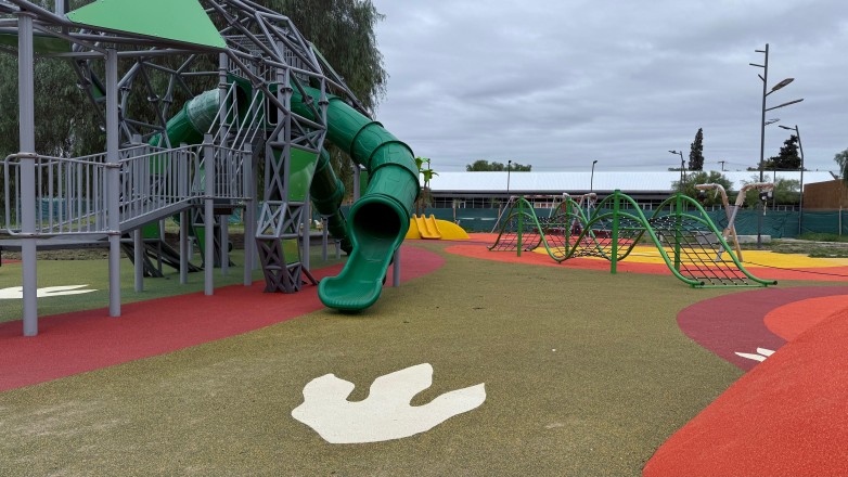 El Ministerio de Infraestructura, Agua y Energía avanza con los últimos trabajos en el nuevo sector de juegos del Parque Belgrano, en el departamento Capital.