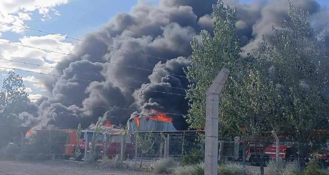 Desde el municipio de Chimbas informaron que el incendio en Eco San Juan dentro del Parque Industrial de Chimbas fue controlado tras varias horas de trabajo conjunto