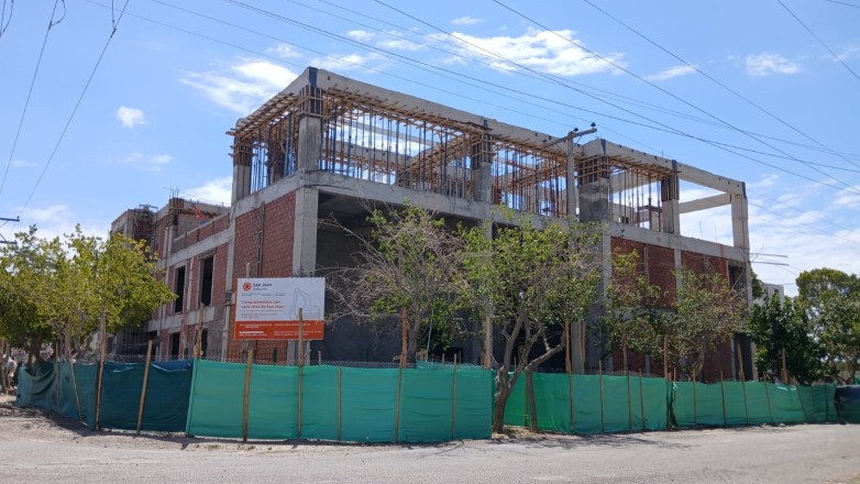 El Ministerio de Infraestructura, Agua y Energía continúa con la ejecución de la obra del nuevo Instituto Odontológico de San Juan, que registra un avance físico superior al 56 %.