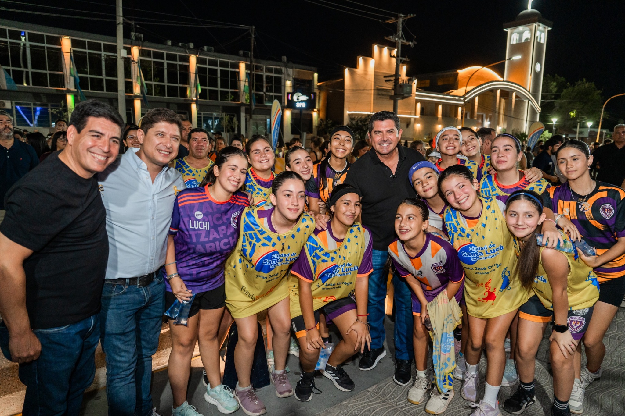 El intendente ,Juan Jose Orrego,junto al gobernador de San Juan,Marcelo Orrego,acompañaron  a una multitud de participantes en Santa Lucía en la carrera solidaria “Por Amor a la Vida”, organizada Fundame Oncología Infantil en el marco del Día Internacional del Cáncer Infantil.