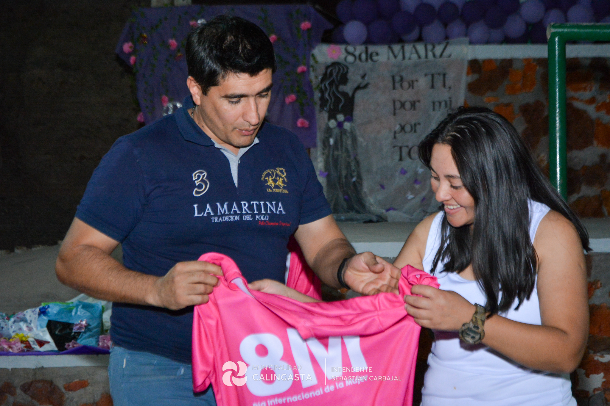 El municipio de Calingasta conmemoro el 8M con juegos, mateada y muchos regalos, compartiendo una hermosa tarde en el Playón Polideportivo de Puchuzum