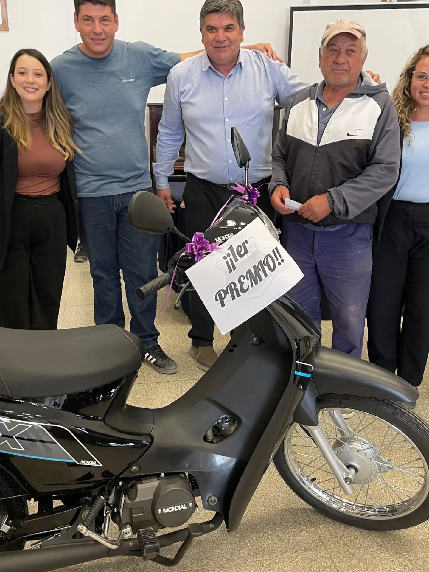 El intendente Alfredo Castro hizo entrega de los premios a los Vecinos que cumplen, vecinos que ganan, en el sorteo de una nueva edición de «Estar al día te Premia».