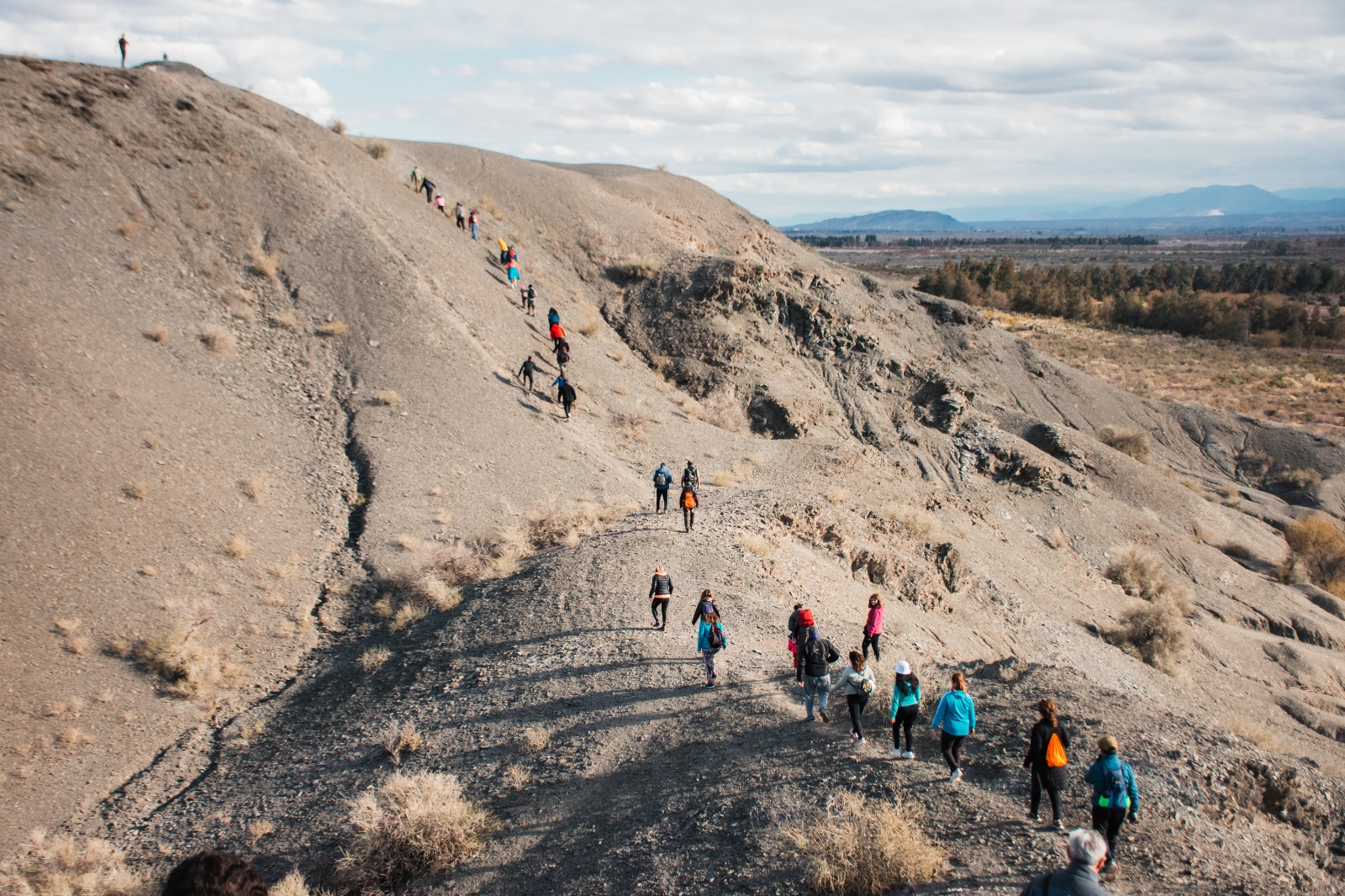 Rawson invita a conectar con la naturaleza con trekking y yoga en la cima del Cerro Barboza