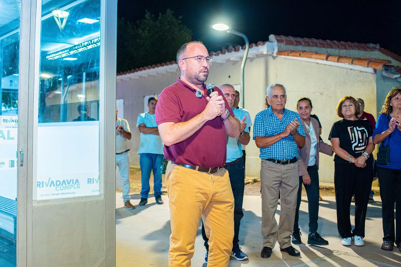 Rivadavia inauguró la segunda parada de colectivo climatizada y avanza con un plan de cinco estaciones modernas en el departamento
