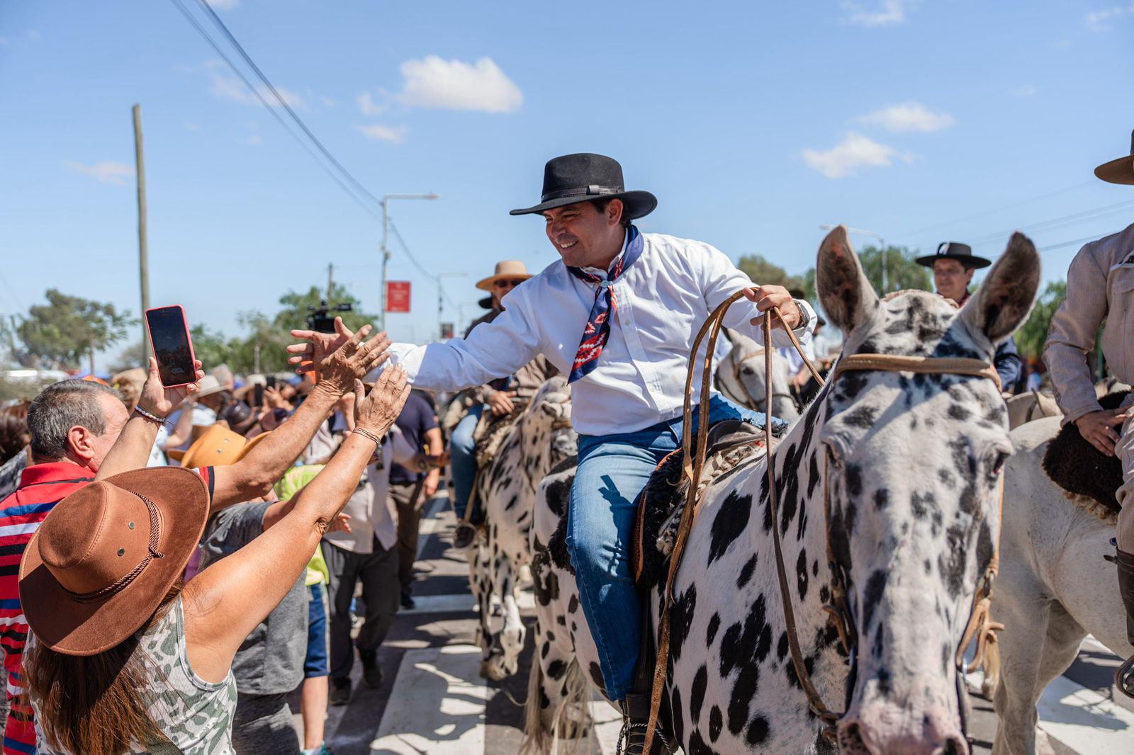 La multitudinaria Cabalgata de la Fe fue recibida por una multitud a su llegada a la Difunta Correa y estrenó un predio completamente renovado