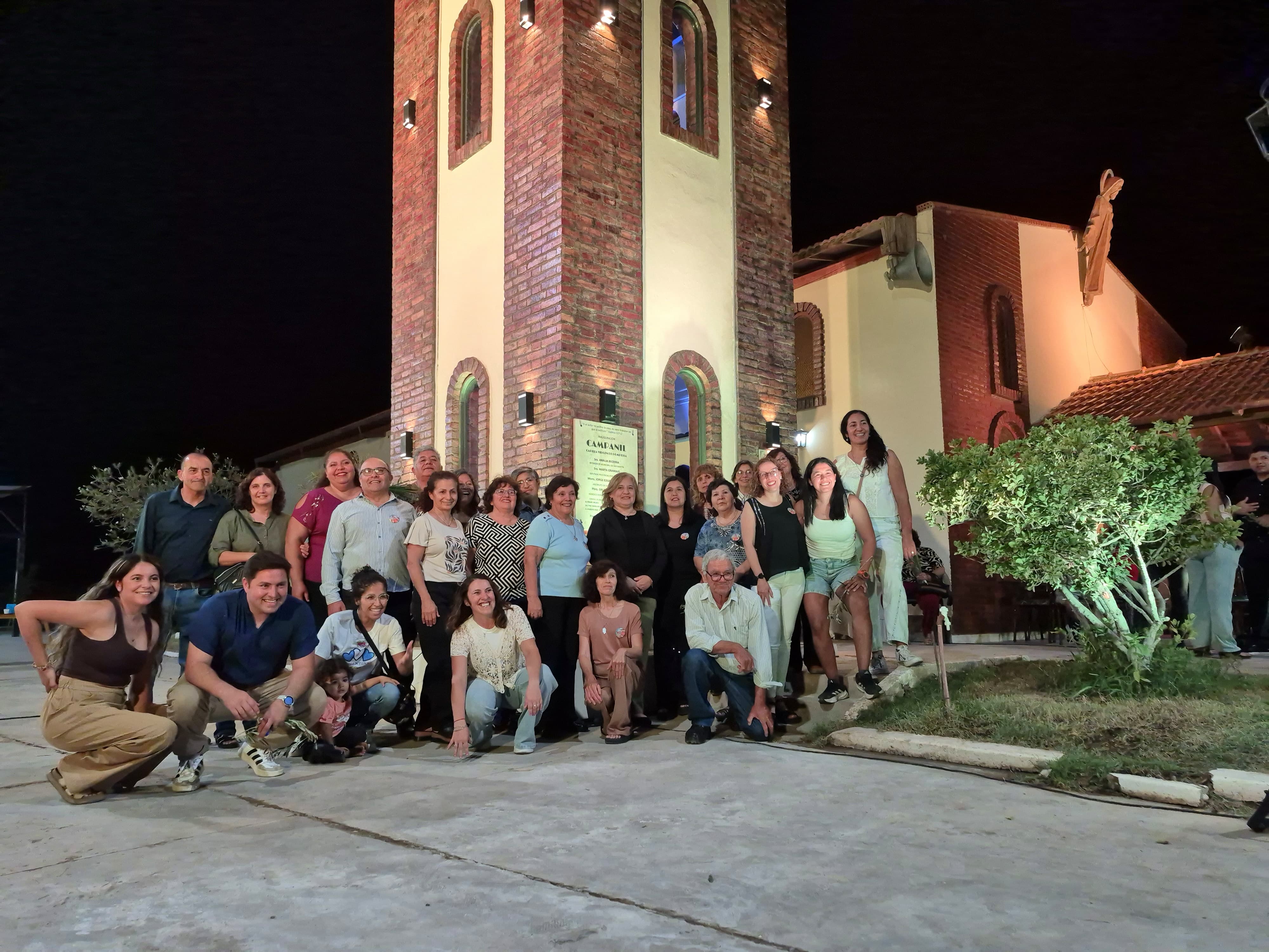 La intendenta de San Martin,Analia Becerra,acompañada por la comunidad del lugar dejo  inaugurado el Campanil de la Paz en Dos Acequias