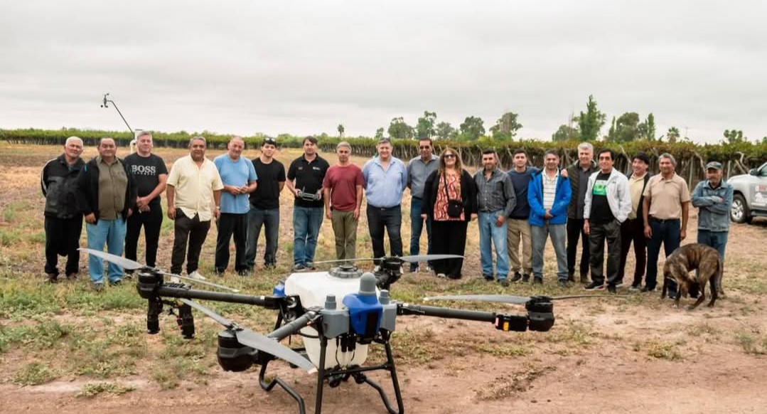 El municipio de 25 de Mayo llevo a cabo la Exposición Dinámica del Uso de Drones en Agricultura, una iniciativa impulsada por el intendente Rodolfo Jalife, gestionada a través de la Asesoría Técnica de Gobierno, a cargo de Patricia Carmona.
