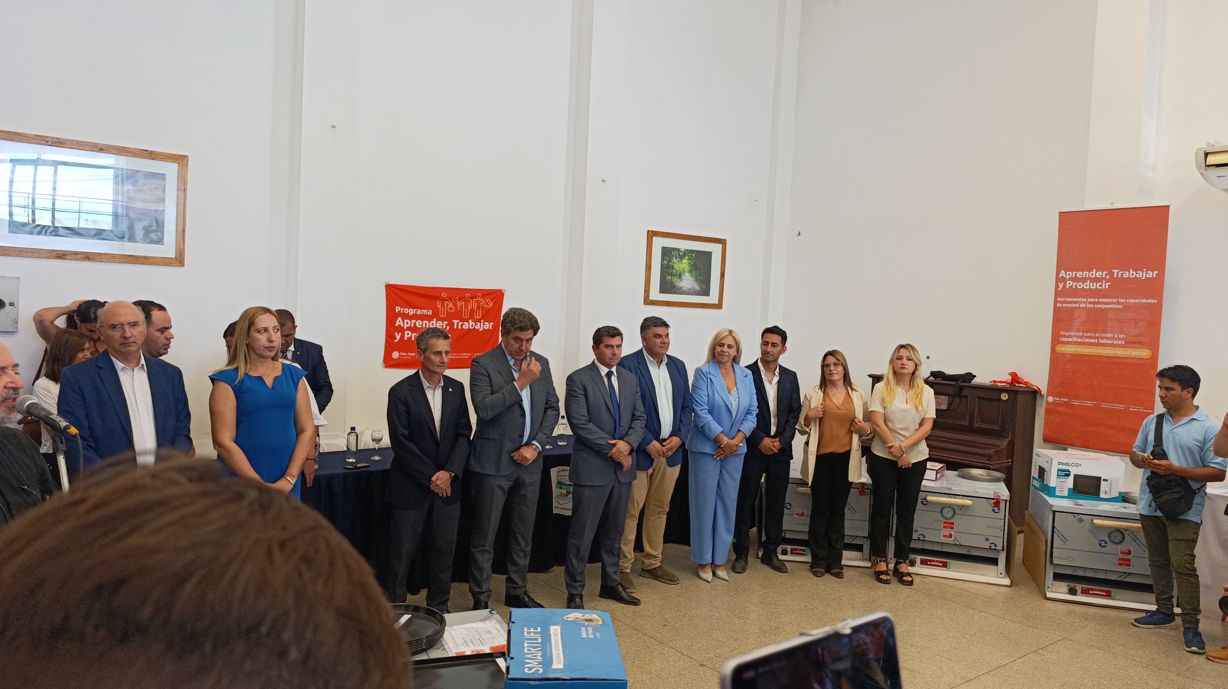 El gobernador de San Juan llevo más oportunidades para crecer con  capacitación y herramientas para vecinos de Sarmiento
