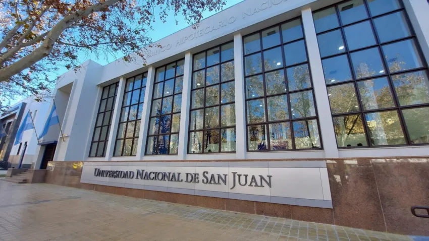 Docentes universitarios iniciaron medidas de fuerza en San Juan  y la medida  forma parte de un plan de lucha nacional.