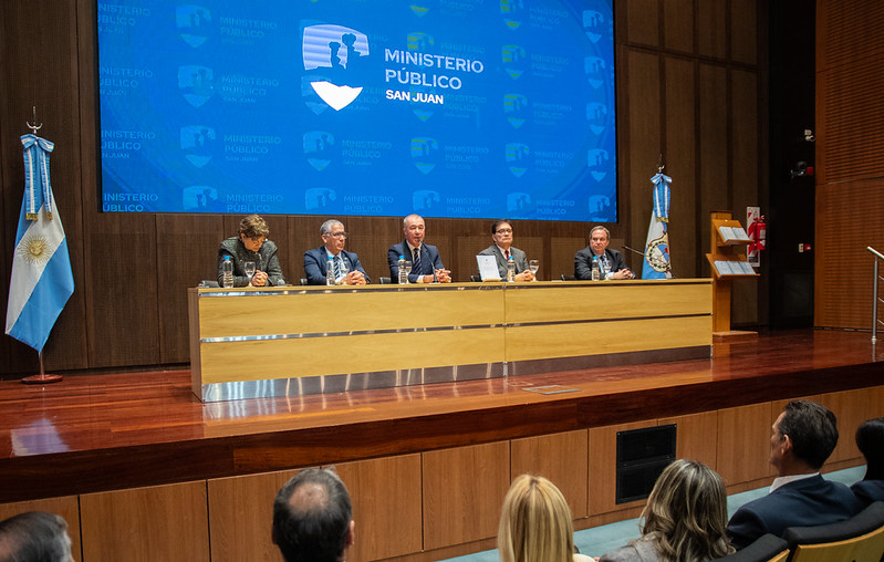 La Cámara de Diputados de la provincia de San Juan fue sede del acto de presentación y entrega del Manual de Políticas de Persecución Penal del Ministerio Público Fiscal, una herramienta que establece criterios claros para el desarrollo de investigaciones y procesos judiciales en la provincia.