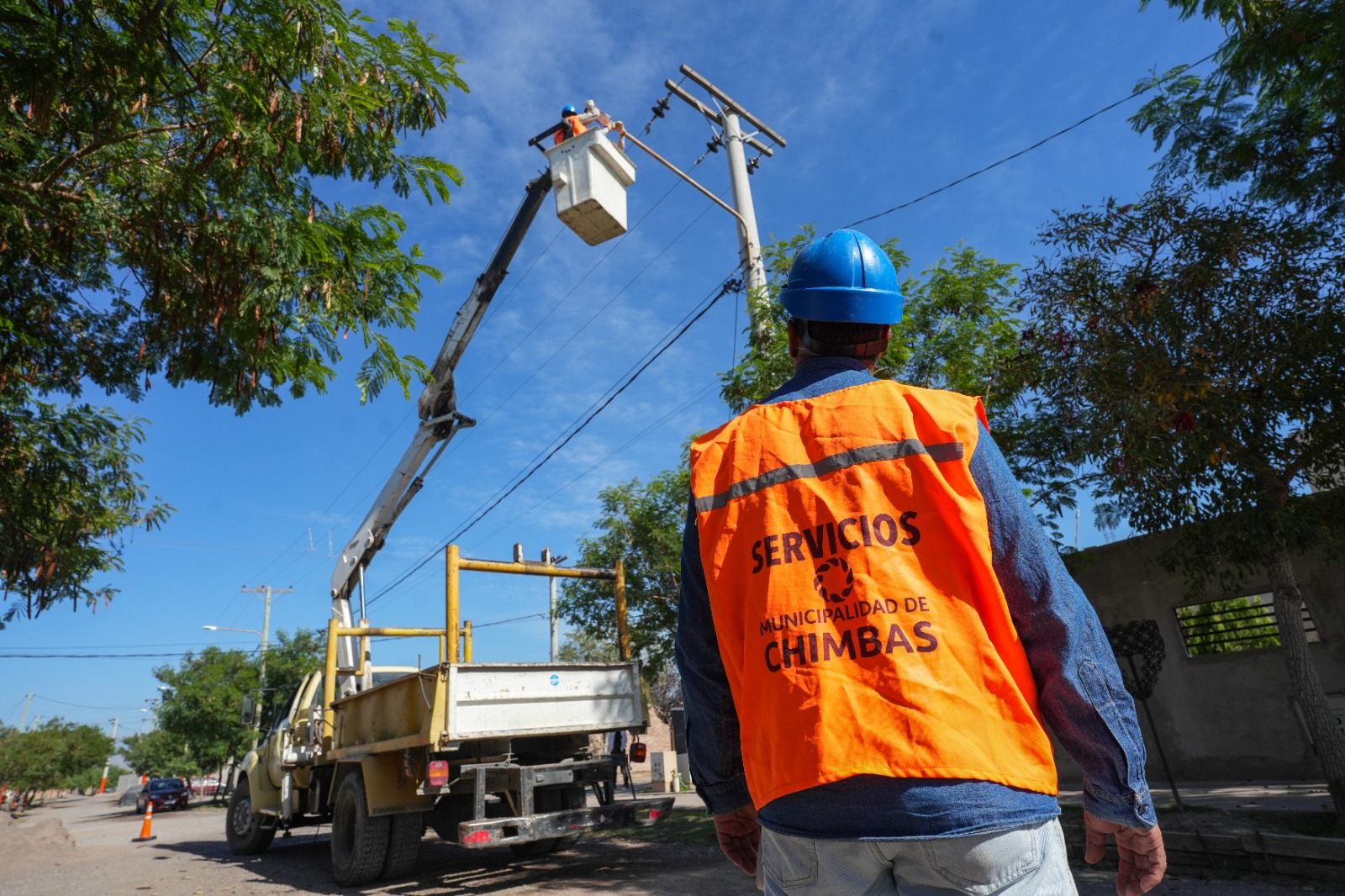 Llega más luz y seguridad para dos barrios en Chimbas.