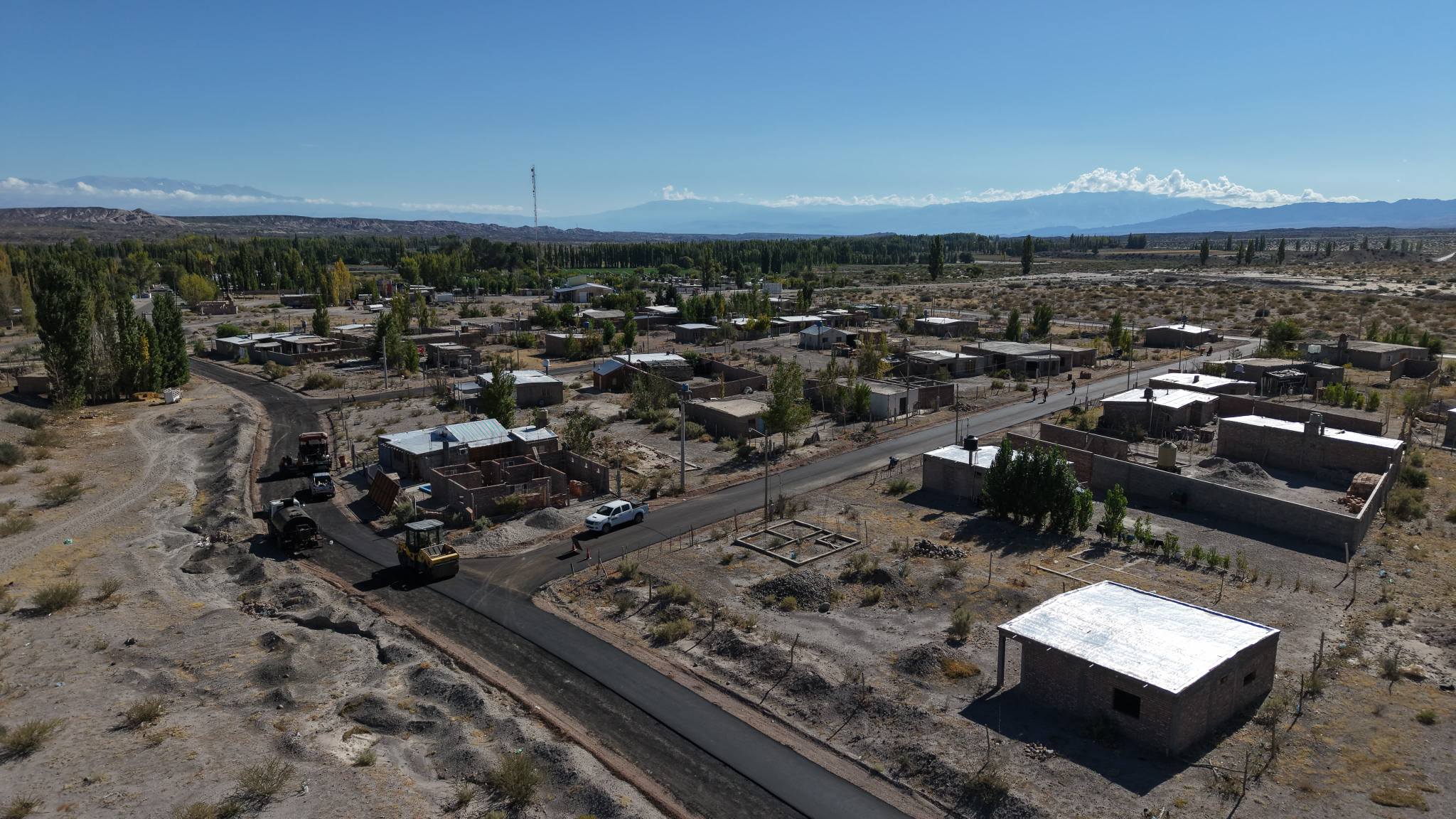 Iglesia concreta el pavimento en Barrio Perlas del Sur gracias al   Plan Provincial de Pavimentación 2024.