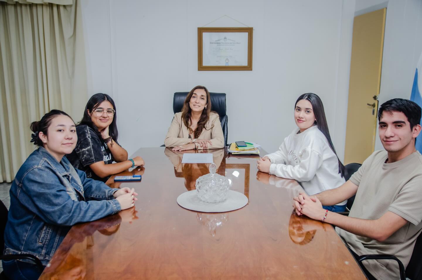 La intendenta de Caucete,Romina Rosas,recibio  a jóvenes que impulsan el proyecto “Vida en Abundancia”.