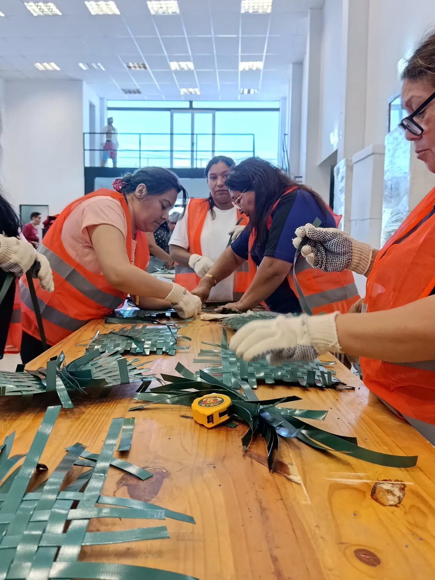 El municipio de Sarmiento avanza ya con la segunda clase de cestería plástica en Villa Media Agua