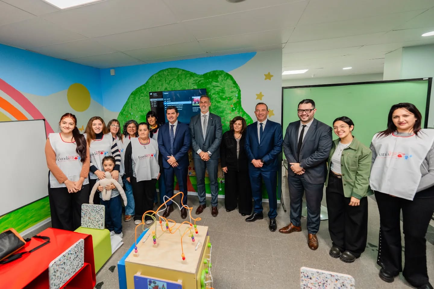 El gobernador Marcelo Orrego participó de la inauguración de las obras de remodelación de la sala de espera de Hematología y Oncología infanto juvenil en el Hospital Rawson