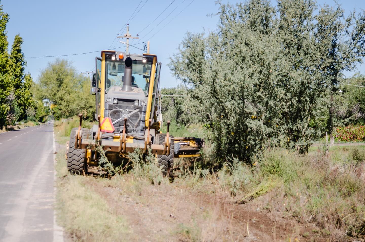 El municipio de Caucete continua llevando adelante trabajos de limpieza en diferentes calles del departamento.