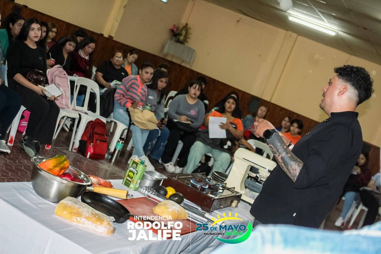 El municipio de 25 de Mayo  llevó a cabo una masterclass gratuita en el marco del Programa de Formación Gastronómica Comunitaria, con un gran marco de público que acompañó y participó activamente de la jornada.
