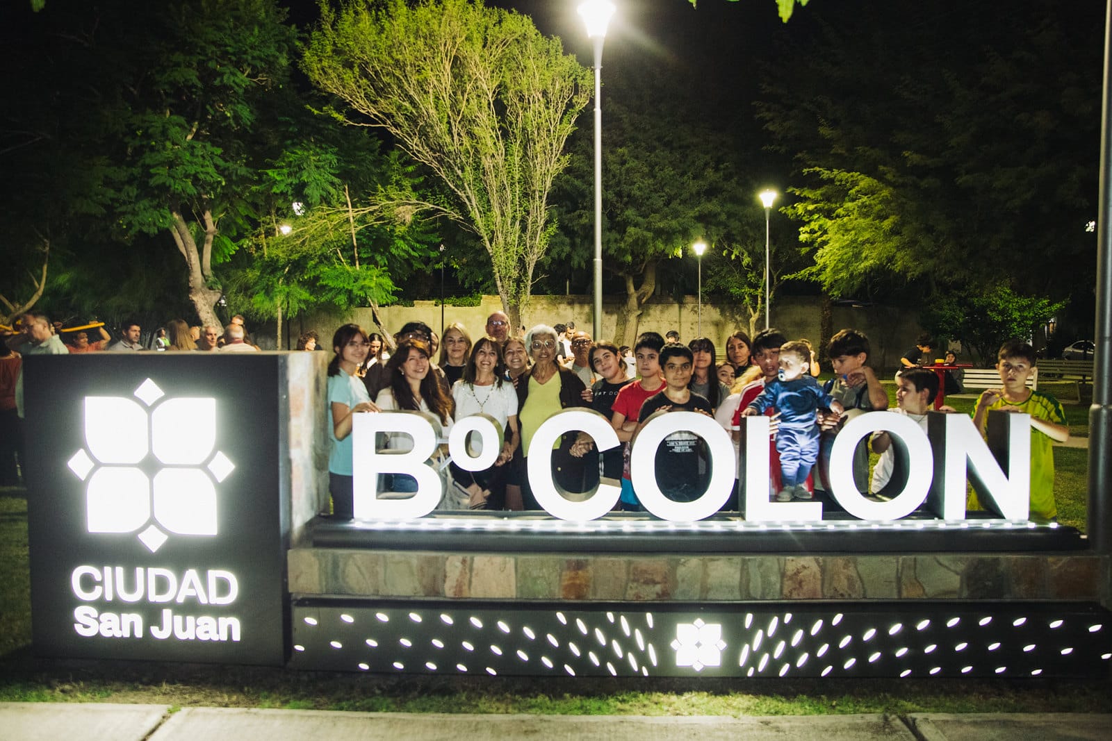 Con el propósito de seguir mejorando las condiciones de vida de la comunidad, la Municipalidad de la Ciudad de San Juan, a través de su Secretaría de Planificación Urbana, llevó adelante la remodelación integral de la plaza del barrio “Viñas de Colón”, ubicada en el distrito Desamparados.