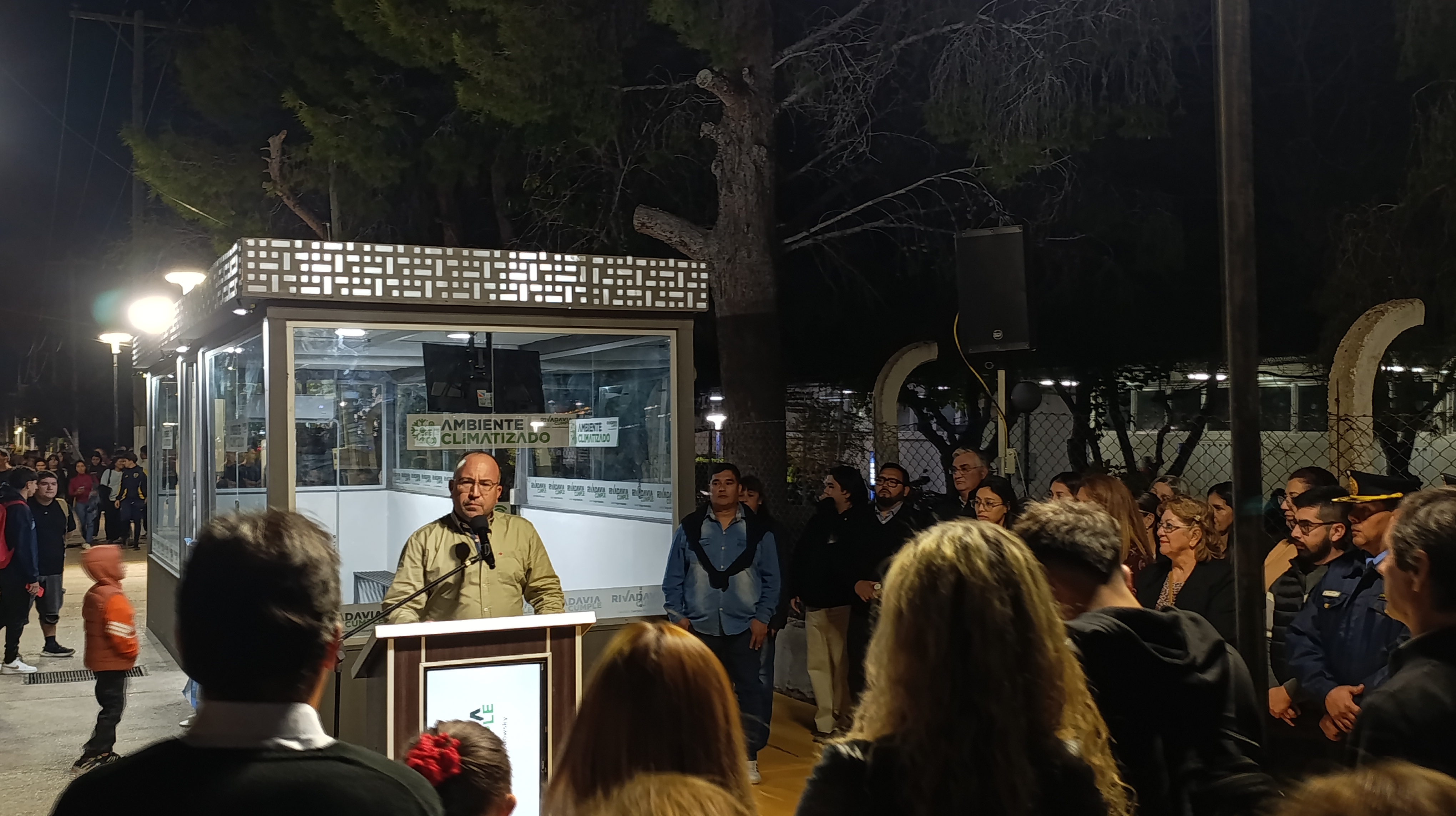 Con una inversión de 18 millones de pesos,el intendente de Rivadavia,Sergio Miodowsky dejo inaugurada la tercera para de colectivos inteligente en la puerta de la Facultad de Sociales